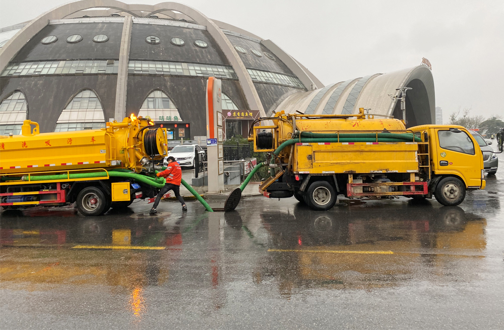 金山花苑商场管道清淤