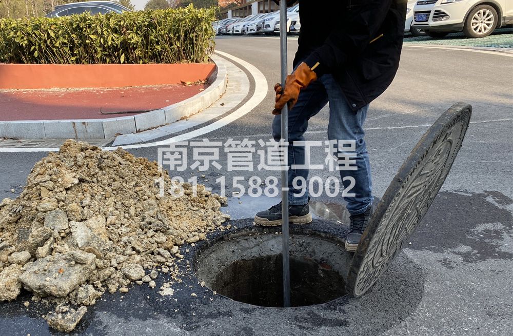 306金山花苑管道油块清理
